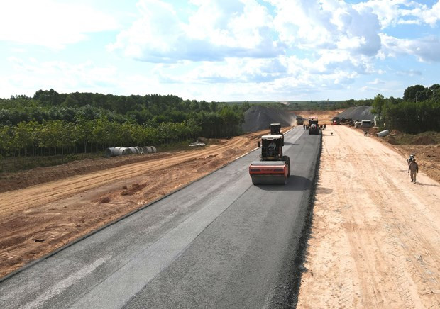 Các phương tiện thi công Dự án Cao tốc Đường bộ Vạn Ninh-Cam Lộ đoạn qua huyện Gio Linh, tỉnh Quảng Trị. (Ảnh: Nguyên Lý/TTXVN)