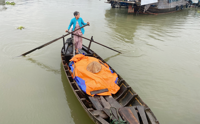 Út xuồng chèo đò đi mua hàng Út xuồng chèo đò đi mua hàng