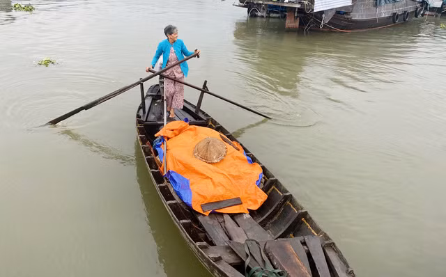 Út xuồng chèo đò đi mua hàng