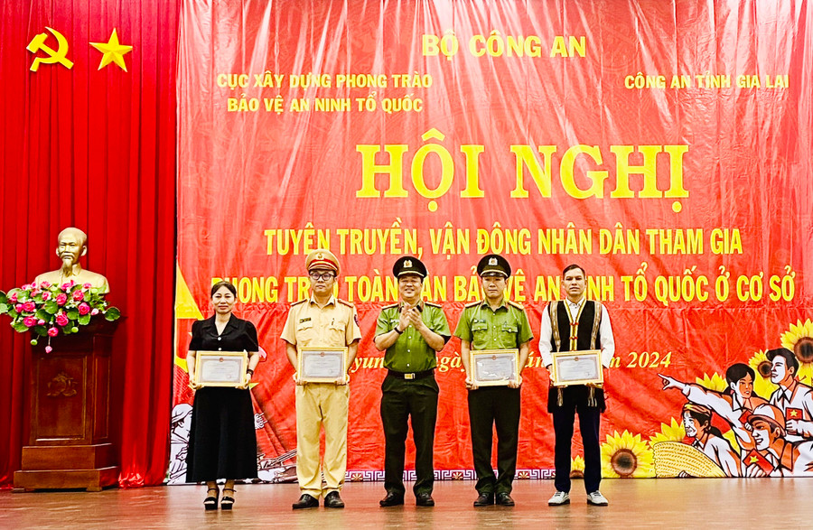 Dịp này, Cục Xây dựng phong trào bảo vệ an ninh Tổ quốc (Bộ Công an) trao giấy khen cho 2 tập thể và 2 cá nhân trên địa bàn tỉnh Gia Lai. Ảnh: Nguyễn Sang Dịp này, Cục Xây dựng phong trào bảo vệ an ninh Tổ quốc (Bộ Công an) trao giấy khen cho 2 tập thể và 2 cá nhân trên địa bàn tỉnh Gia Lai. Ảnh: Nguyễn Sang