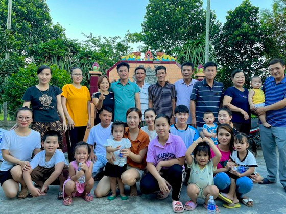 Ông Phong chụp ảnh với đại gia đình sau gần 40 năm xa cách