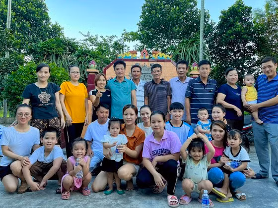 Ông Phong chụp ảnh với đại gia đình sau gần 40 năm xa cách Ông Phong chụp ảnh với đại gia đình sau gần 40 năm xa cách