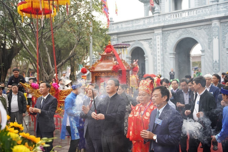Đại diện lãnh đạo trung ương và tỉnh Hải Dương dâng hương. (Ảnh: Mạnh Minh/TTXVN)