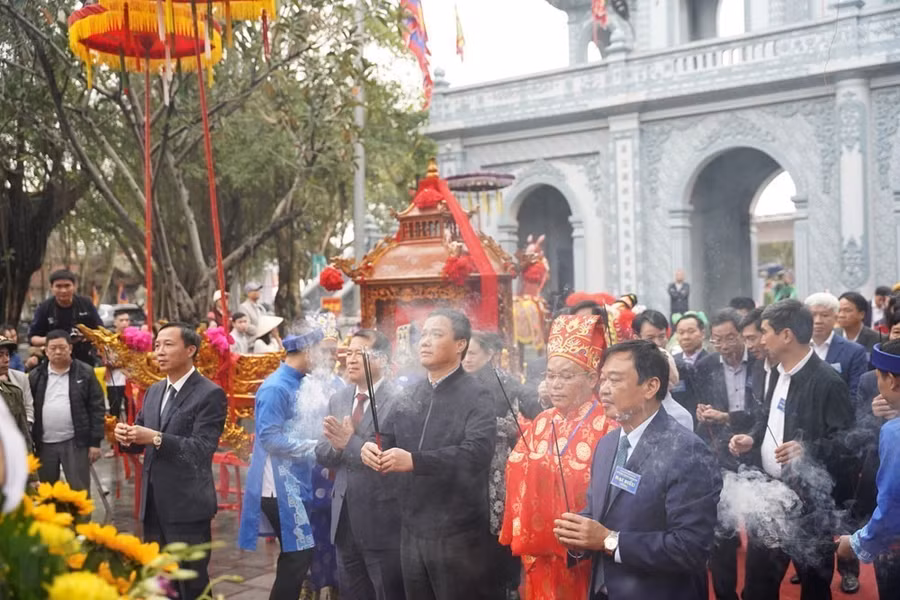 Đại diện lãnh đạo trung ương và tỉnh Hải Dương dâng hương. (Ảnh: Mạnh Minh/TTXVN)