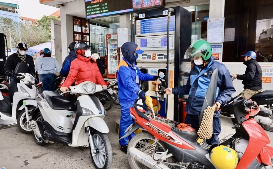 Mua bán xăng, dầu tại điểm kinh doanh xăng, dầu trên địa bàn Hà Nội. (Ảnh: Trần Việt/TTXVN)