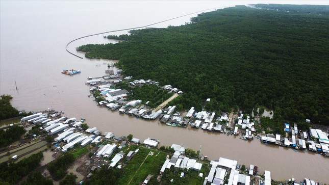 Ở cửa biển Vàm Xoáy, sạt lở đã khoét sâu, lở hàm ếch vào phía trong khu vực người dân sinh sống Ở cửa biển Vàm Xoáy, sạt lở đã khoét sâu, lở hàm ếch vào phía trong khu vực người dân sinh sống