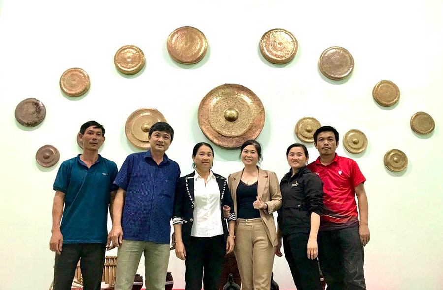 Cán bộ, viên chức Trung tâm Văn hóa-Thông tin và Thể thao huyện Mang Yang tại Phòng trưng bày hiện vật văn hóa dân gian. Ảnh: L.N