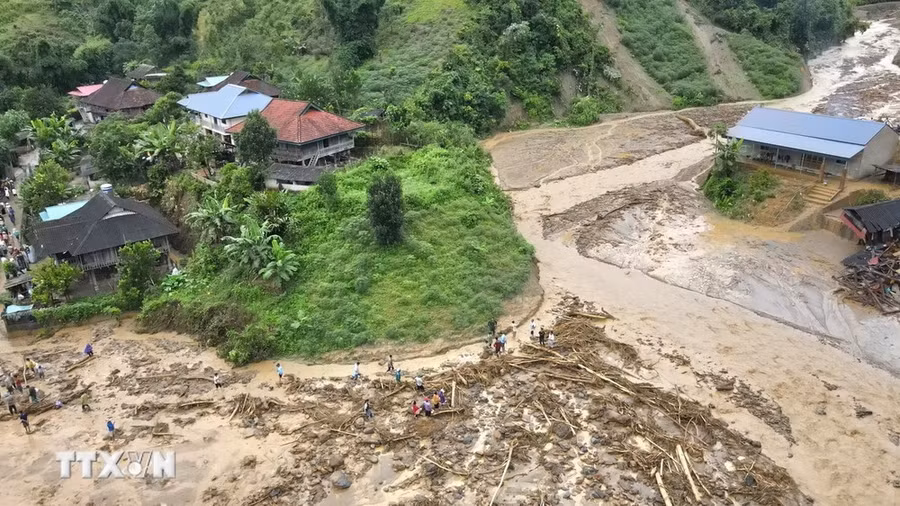 Hiện trường sau trận lũ quét tại Mường Pồn. (Ảnh: Xuân Tư/TTXVN)