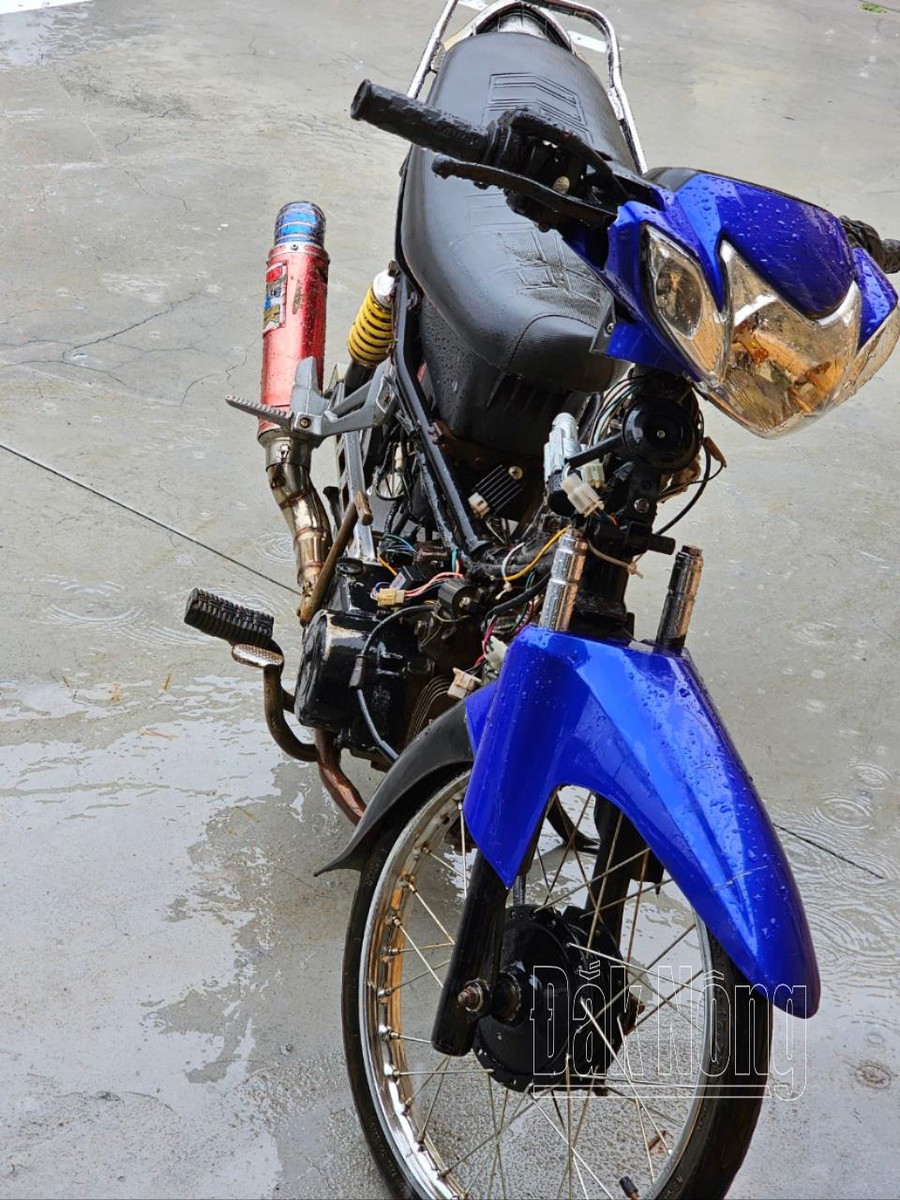 Một xe máy độ chế nhiều bộ phận của một học sinh ở TP. Gia Nghĩa bị CSGT thu giữ.