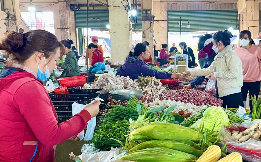 Hàng hóa được các hộ kinh doanh tại chợ Phù Đổng (TP. Pleiku) nhập về có nguồn gốc xuất xứ rõ ràng, đảm bảo vệ sinh ATTP. Ảnh: Vũ Thảo Hàng hóa được các hộ kinh doanh tại chợ Phù Đổng (TP. Pleiku) nhập về có nguồn gốc xuất xứ rõ ràng, đảm bảo vệ sinh ATTP. Ảnh: Vũ Thảo