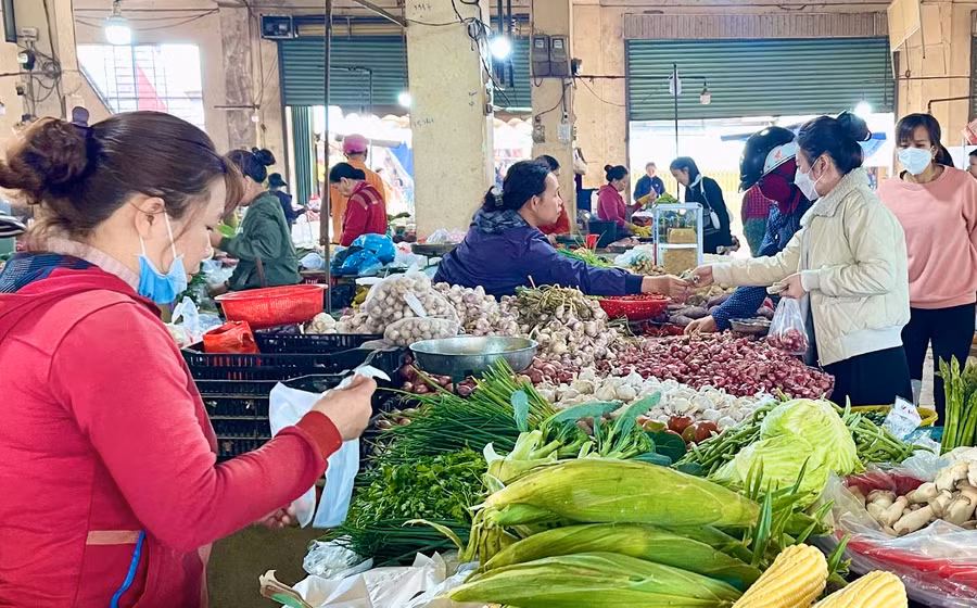 Hàng hóa được các hộ kinh doanh tại chợ Phù Đổng (TP. Pleiku) nhập về có nguồn gốc xuất xứ rõ ràng, đảm bảo vệ sinh ATTP. Ảnh: Vũ Thảo