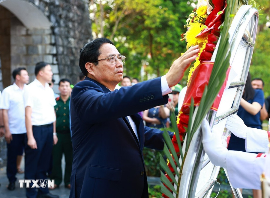 Thủ tướng Phạm Minh Chính dâng hương, dâng hoa tại Nghĩa trang Liệt sỹ Quốc gia A1. (Ảnh: Dương Giang/TTXVN)