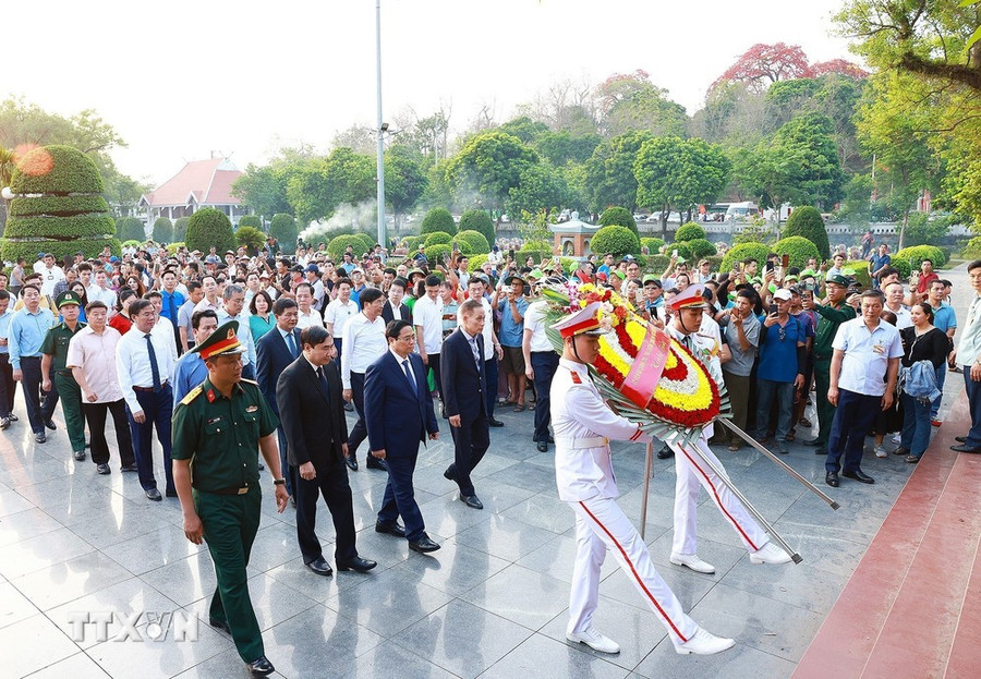 Thủ tướng Phạm Minh Chính dâng hương, dâng hoa tại Nghĩa trang Liệt sỹ Quốc gia A1. (Ảnh: Dương Giang/TTXVN) Thủ tướng Phạm Minh Chính dâng hương, dâng hoa tại Nghĩa trang Liệt sỹ Quốc gia A1. (Ảnh: Dương Giang/TTXVN)