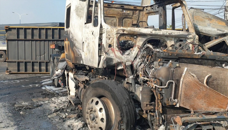 2 xe container tông nhau bốc cháy. Ảnh: Đình Trọng 2 xe container tông nhau bốc cháy. Ảnh: Đình Trọng