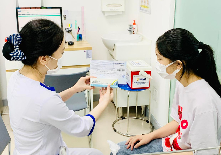 Nhân viên Trung tâm tiêm chủng VNVC Pleiku tư vấn cho khách hàng trước khi tiêm vắc xin HPV. Ảnh: Như Nguyện Nhân viên Trung tâm tiêm chủng VNVC Pleiku tư vấn cho khách hàng trước khi tiêm vắc xin HPV. Ảnh: Như Nguyện
