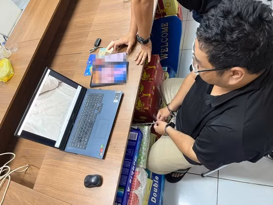 Anh cùng tang vật tại công an