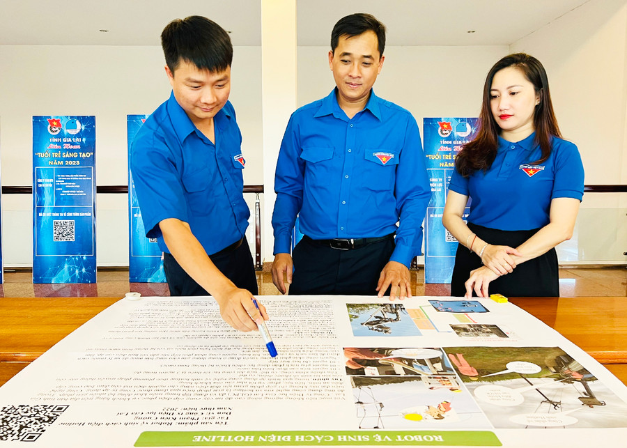 Anh Phạm Kiên Cường (bìa trái) giới thiệu về sáng kiến “Robot vệ sinh cách điện Hotline”. Ảnh: T.B