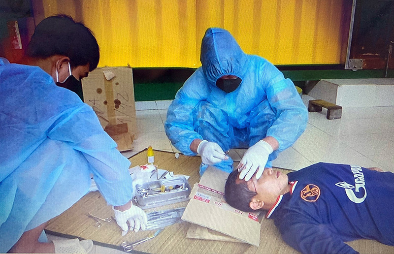 CBCS nhà giàn DKI/12 kịp thời cấp cứu, điều trị cho ngư dân Nguyễn Ngọc Cương bị thương do măng quay chân vịt chém vào trán. CBCS nhà giàn DKI/12 kịp thời cấp cứu, điều trị cho ngư dân Nguyễn Ngọc Cương bị thương do măng quay chân vịt chém vào trán.