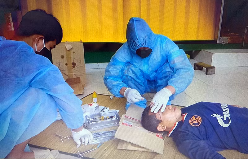 CBCS nhà giàn DKI/12 kịp thời cấp cứu, điều trị cho ngư dân Nguyễn Ngọc Cương bị thương do măng quay chân vịt chém vào trán.