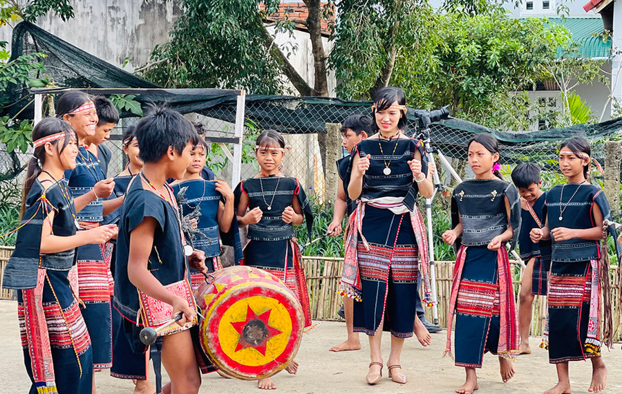 Chị Nguyễn Thị Phượng (ở giữa-du khách Hà Nội) ấn tượng khi được giao lưu với đội cồng chiêng của làng. Ảnh: Mai Ka Chị Nguyễn Thị Phượng (ở giữa-du khách Hà Nội) ấn tượng khi được giao lưu với đội cồng chiêng của làng. Ảnh: Mai Ka