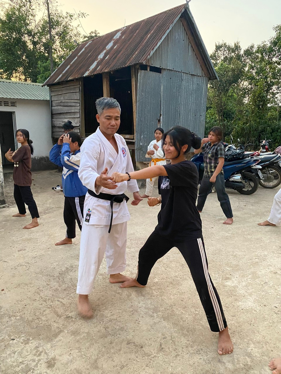 Anh Ngô Hồng Phong dạy võ cho thiếu nhi làng Bồ, xã Ia Yok, huyện Ia Grai. Ảnh: P.L Anh Ngô Hồng Phong dạy võ cho thiếu nhi làng Bồ, xã Ia Yok, huyện Ia Grai. Ảnh: P.L