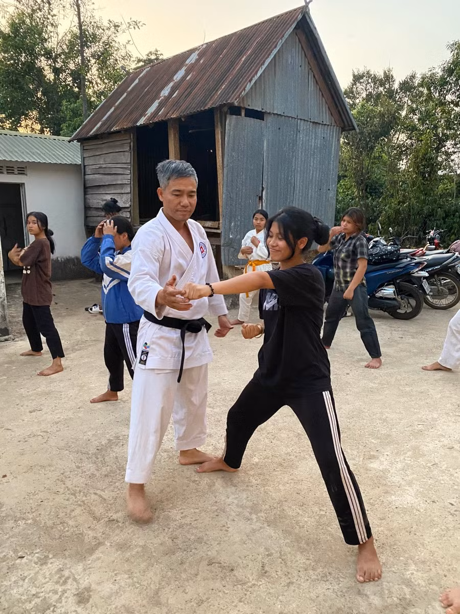 Anh Ngô Hồng Phong dạy võ cho thiếu nhi làng Bồ, xã Ia Yok, huyện Ia Grai. Ảnh: P.L