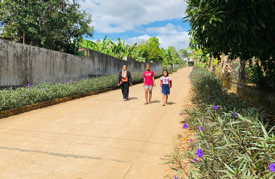 Con đường hoa do bà H'Myữ vận động phụ nữ trong làng trồng và duy trì từ năm 2019 đến nay. Ảnh: Nhật Hào Con đường hoa do bà H'Myữ vận động phụ nữ trong làng trồng và duy trì từ năm 2019 đến nay. Ảnh: Nhật Hào