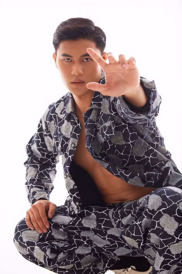 Nguyễn Hữu Anh nói anh dành thời gian chạy bộ vào buổi sáng, sau đó vào phòng gym để tiếp tục tập luyện. Ngoài ra, nam người mẫu còn áp dụng chế độ dinh dưỡng nghiêm ngặt. Nhờ sở hữu gương mặt điển trai cùng lợi thế về hình thể, Nguyễn Hữu Anh tự tin trải nghiệm nhiều phong cách thời trang khác nhau. Ảnh: Nguyễn Dương