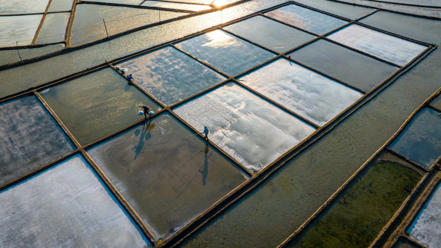 Mùa hè trên cánh đồng muối Sông Cầu. Ảnh: BÙI VĂN HẢI Mùa hè trên cánh đồng muối Sông Cầu. Ảnh: BÙI VĂN HẢI