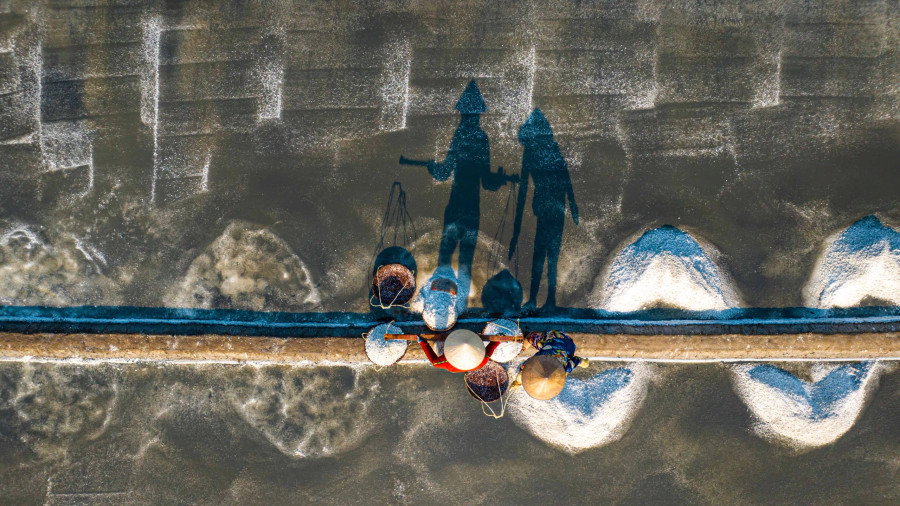 Cánh đồng muối được kẻ ô vuông vức với những ụ muối trắng xóa là nguyên liệu chính cho nghề làm muối Tuyết Diêm nổi tiếng có tuổi đời gần 150 năm ở ba xã Xuân Bình, Lê Uyên, Xuân Phương thuộc thị xã Sông Cầu. Ảnh: BÙI VĂN HẢI Cánh đồng muối được kẻ ô vuông vức với những ụ muối trắng xóa là nguyên liệu chính cho nghề làm muối Tuyết Diêm nổi tiếng có tuổi đời gần 150 năm ở ba xã Xuân Bình, Lê Uyên, Xuân Phương thuộc thị xã Sông Cầu. Ảnh: BÙI VĂN HẢI