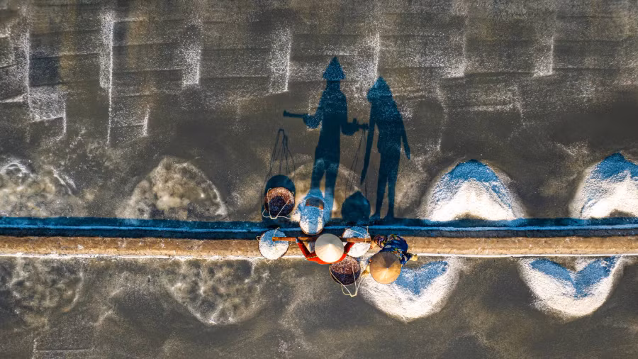 Cánh đồng muối được kẻ ô vuông vức với những ụ muối trắng xóa là nguyên liệu chính cho nghề làm muối Tuyết Diêm nổi tiếng có tuổi đời gần 150 năm ở ba xã Xuân Bình, Lê Uyên, Xuân Phương thuộc thị xã Sông Cầu. Ảnh: BÙI VĂN HẢI