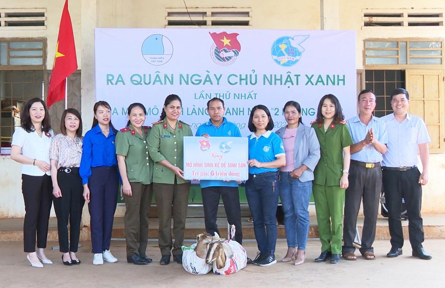 Hội LHPN thị trấn Chư Prông phối hợp với các đơn vị liên quan trao tặng sinh kế cho gia đình hội viên khó khăn tại làng Bò. Ảnh: P.D Hội LHPN thị trấn Chư Prông phối hợp với các đơn vị liên quan trao tặng sinh kế cho gia đình hội viên khó khăn tại làng Bò. Ảnh: P.D