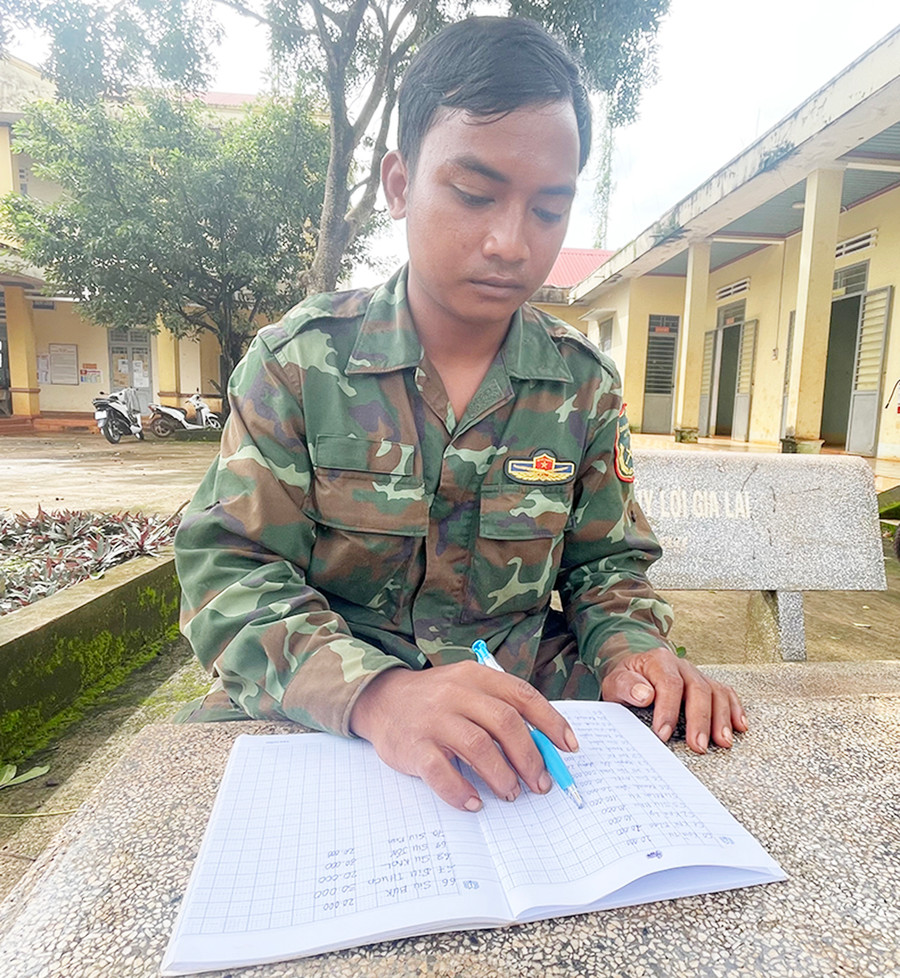 Anh Siu Huynh thống kê danh sách hộ dân làng Vel quyên góp ủng hộ người dân vùng lũ. Ảnh: L.V.N