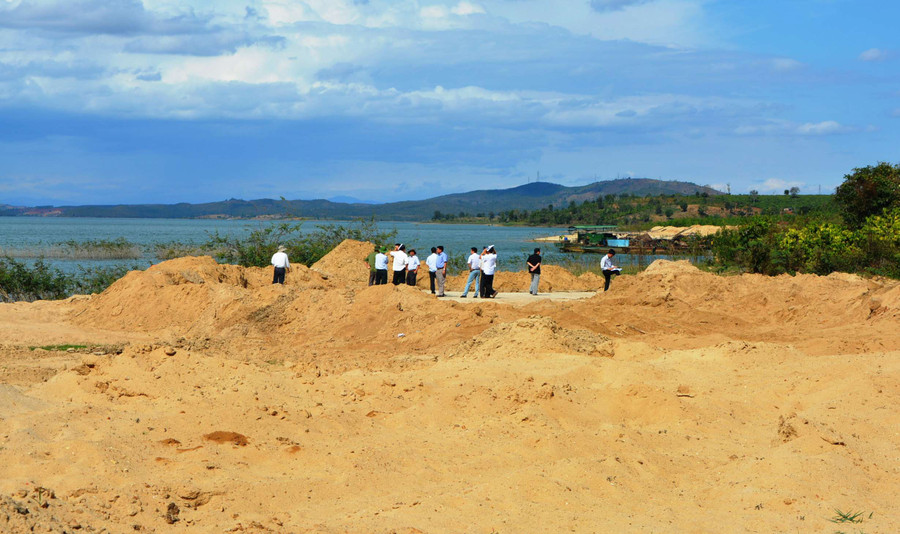 Kiểm tra hoạt động khai thác cát trên lòng hồ thủy điện Ia Ly, khu vực giáp ranh tỉnh Gia Lai. Ảnh: HL Kiểm tra hoạt động khai thác cát trên lòng hồ thủy điện Ia Ly, khu vực giáp ranh tỉnh Gia Lai. Ảnh: HL