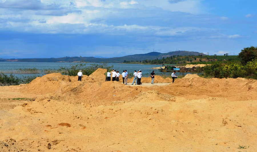 Kiểm tra hoạt động khai thác cát trên lòng hồ thủy điện Ia Ly, khu vực giáp ranh tỉnh Gia Lai. Ảnh: HL Kiểm tra hoạt động khai thác cát trên lòng hồ thủy điện Ia Ly, khu vực giáp ranh tỉnh Gia Lai. Ảnh: HL