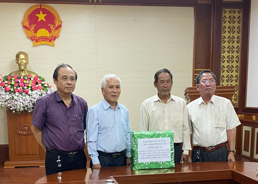 Ông Lâm Thế Tổng-Chủ tịch Liên hiệp các Tổ chức hữu nghị tỉnh Gia Lai (thứ 2 từ trái qua) tặng quà cho học sinh người Việt tại tỉnh Ratanakiri (Vương quốc Campuchia). Ảnh: Lê Đại Ông Lâm Thế Tổng-Chủ tịch Liên hiệp các Tổ chức hữu nghị tỉnh Gia Lai (thứ 2 từ trái qua) tặng quà cho học sinh người Việt tại tỉnh Ratanakiri (Vương quốc Campuchia). Ảnh: Lê Đại
