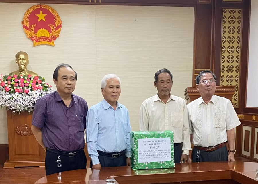 Ông Lâm Thế Tổng-Chủ tịch Liên hiệp các Tổ chức hữu nghị tỉnh Gia Lai (thứ 2 từ trái qua) tặng quà cho học sinh người Việt tại tỉnh Ratanakiri (Vương quốc Campuchia). Ảnh: Lê Đại