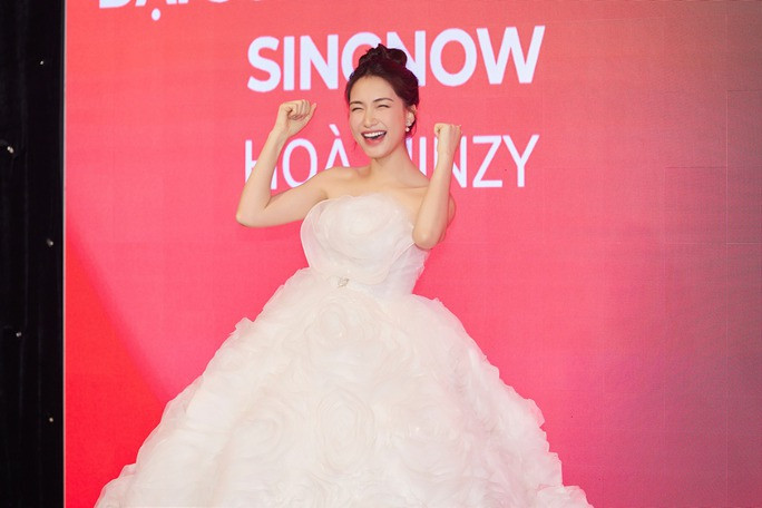 Hòa Minzy được mệnh danh bà mẹ xinh đẹp của showbiz Việt Hòa Minzy được mệnh danh bà mẹ xinh đẹp của showbiz Việt