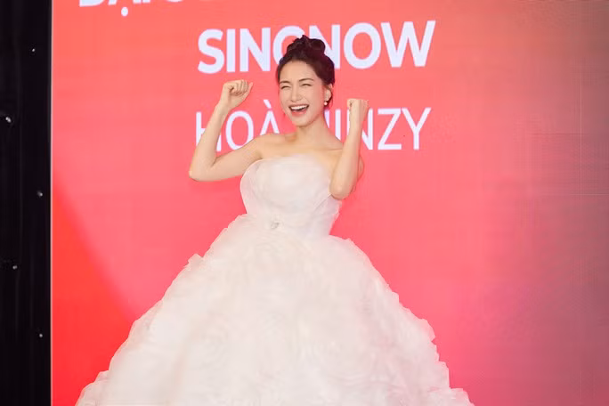 Hòa Minzy được mệnh danh bà mẹ xinh đẹp của showbiz Việt