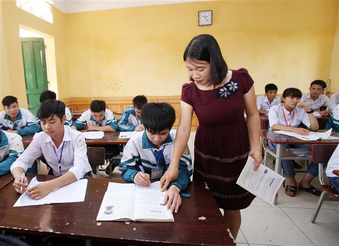 Giáo viên tiểu học, trung học cơ sở hạng I có bằng cử nhân trở lên. Ảnh: TTXVN Giáo viên tiểu học, trung học cơ sở hạng I có bằng cử nhân trở lên. Ảnh: TTXVN