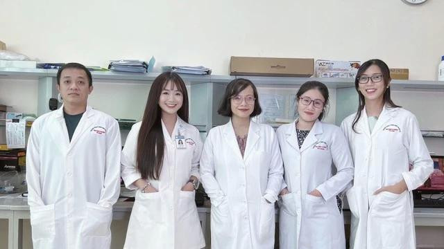 Chị Tú cùng với nhóm nghiên cứu dị ứng miễn dịch lâm sàng tại Trung tâm y sinh học phân tử, Trường ĐH Y Dược TP.HCM. Ảnh: NVCC