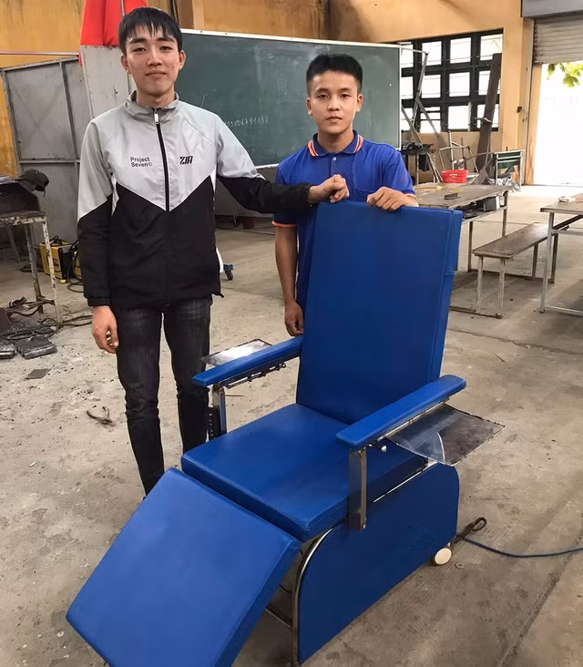 Duy (bên trái) và Tùng cùng chiếc ghế hỗ trợ đa năng cho bệnh nhân chạy thận. Ảnh: TẤN TÙNG