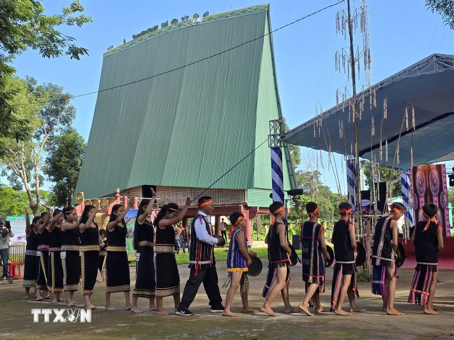 Cộng đồng người dân tộc thiểu số (thành phố Kon Tum, tỉnh Kon Tum) trình diễn cồng chiêng. (Ảnh: Khoa Chương/TTXVN) Cộng đồng người dân tộc thiểu số (thành phố Kon Tum, tỉnh Kon Tum) trình diễn cồng chiêng. (Ảnh: Khoa Chương/TTXVN)