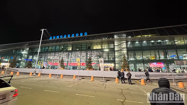 Khu vực sân bay được tăng cường kiểm tra, kiểm soát an ninh. (Ảnh: Xuân Hưng)