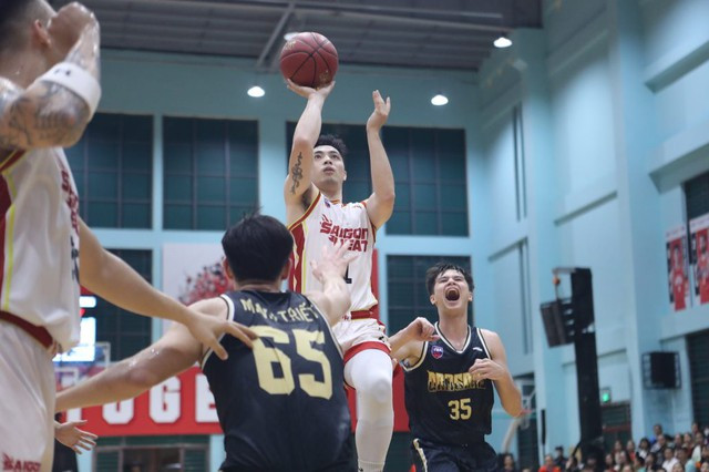 CLB Saigon Heat (áo trắng) thi đấu vượt trội trước Danang Dragons. Ảnh: VBA