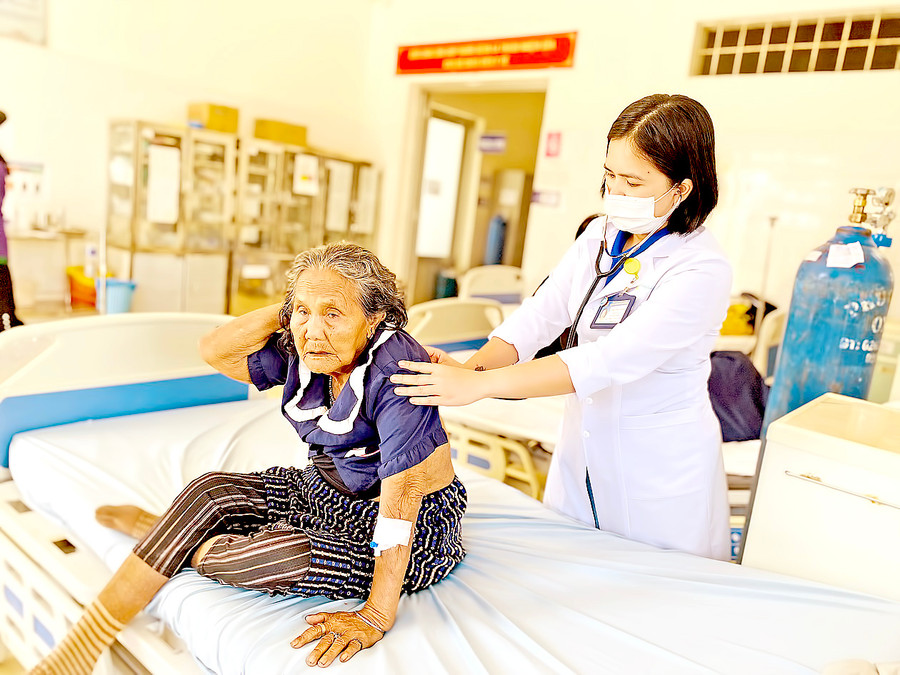 Bác sĩ CKI Ka Phương Thảo thăm khám cho người dân tại Trung tâm Y tế huyện Đam Rông, tỉnh Lâm Đồng