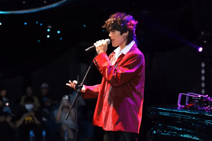 Hiếu Bae có sắc vóc, giọng hát hay và khả năng sáng tác