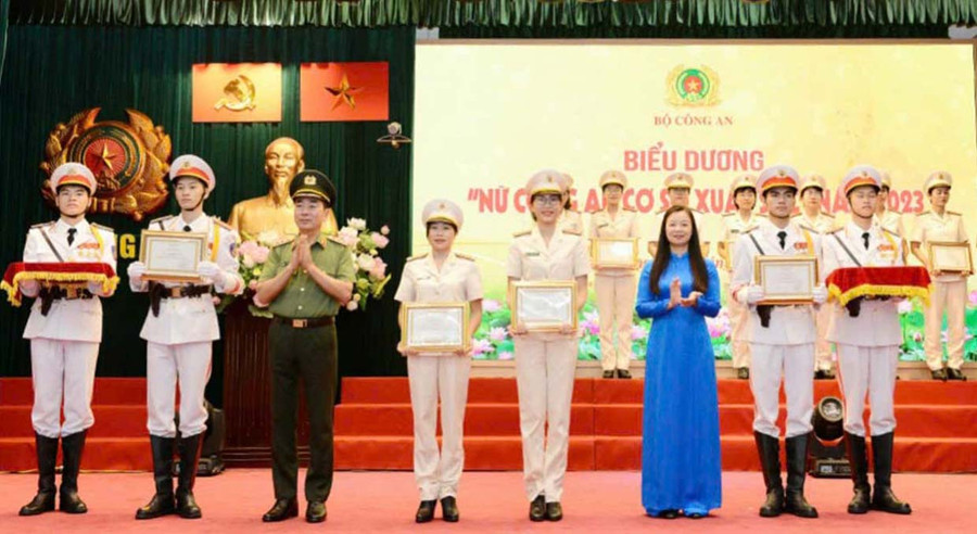 Trung tá Hứa Thị Bích Hằng (thứ 4 từ trái sang) được Bộ Công an biểu dương là “Nữ Công an cơ sở xuất sắc” năm 2023 (ảnh nhân vật cung cấp).