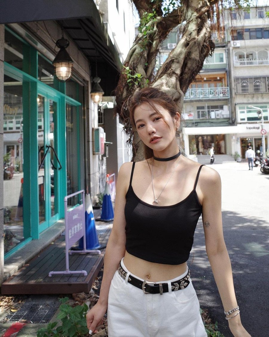 Trong ba chị em, Lure có nhiều fan trên mạng xã hội nhất. Tài khoản Instagram của cô có hơn 847.000 người theo dõi, Sharon có 643.000 người theo dõi và Fayfay ít nhất với hơn 36.000 người theo dõi.