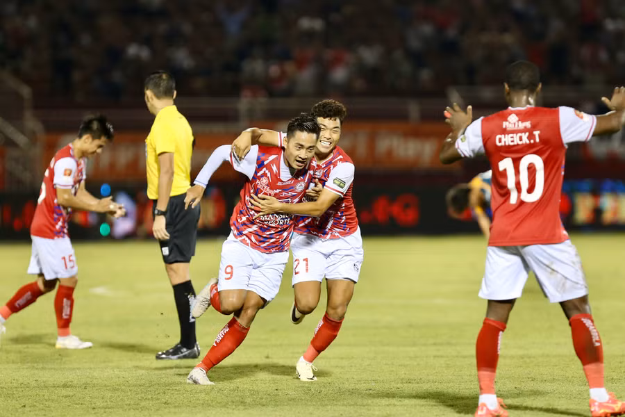 Phan Tuấn Tài (9) ghi bàn thắng đẹp mắt để ấn định chiến thắng cho CLB TP.HCM. Ảnh: KHẢ HÒA